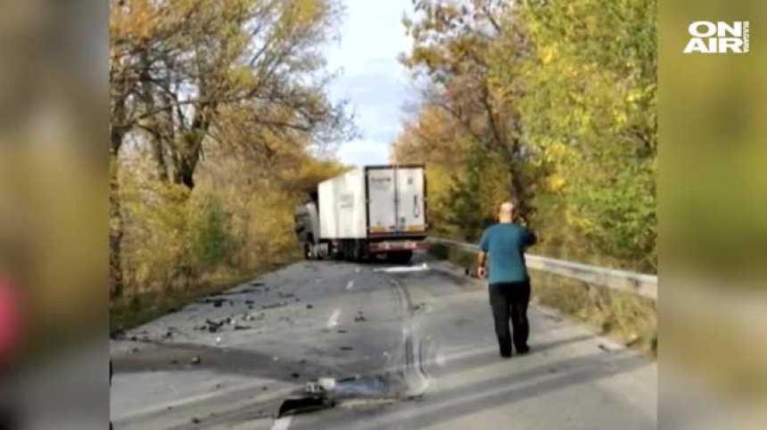 Мъж и дете загинаха при тежка катастрофа край Алфатар