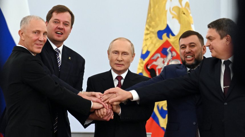 Хванаха се за ръце, подписаха на отделни маси. Путин: Не всички са готови да козируват на САЩ