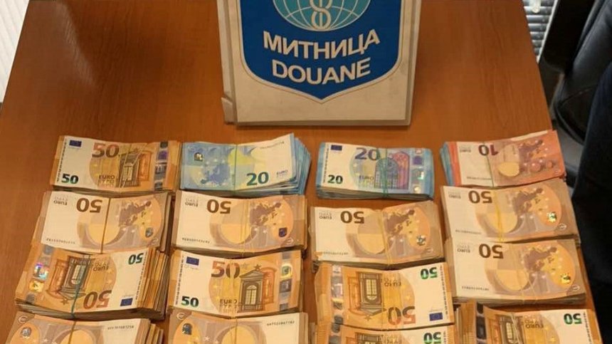 Откриха недекларирана валута за близо 170 000 лв., турчин казал, че превозва сирене