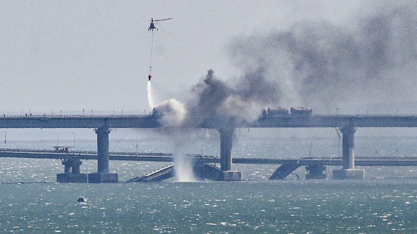 Затвориха Кримския мост, най-малко двама загинали след пропадане на съоръжението