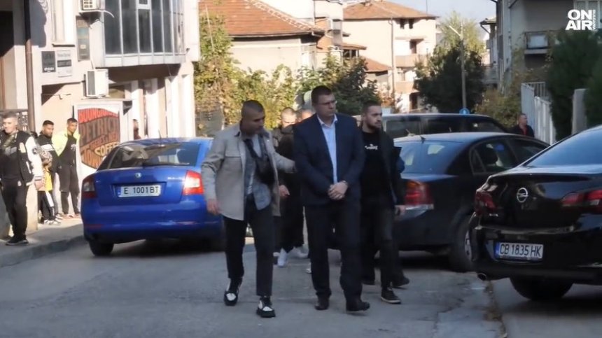 Изведоха с белезници шефа на полицията в Петрич (ВИДЕО)