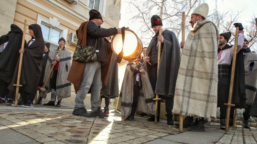 Ой, Коледо, мой Коледо,  роди ми се Боже чедо: Коледари наричаха за здраве