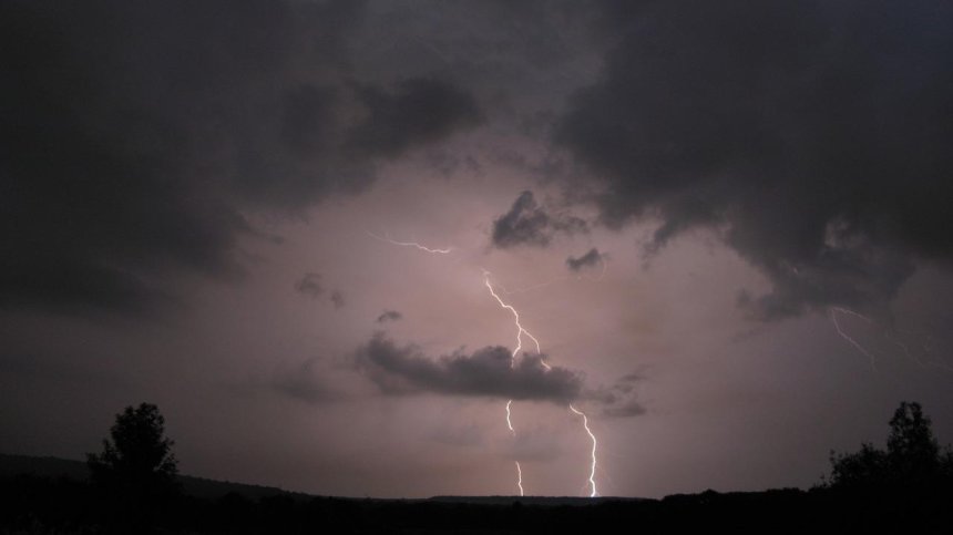 Силни бури връхлетяха Франция, един е загинал, а 15 са ранени