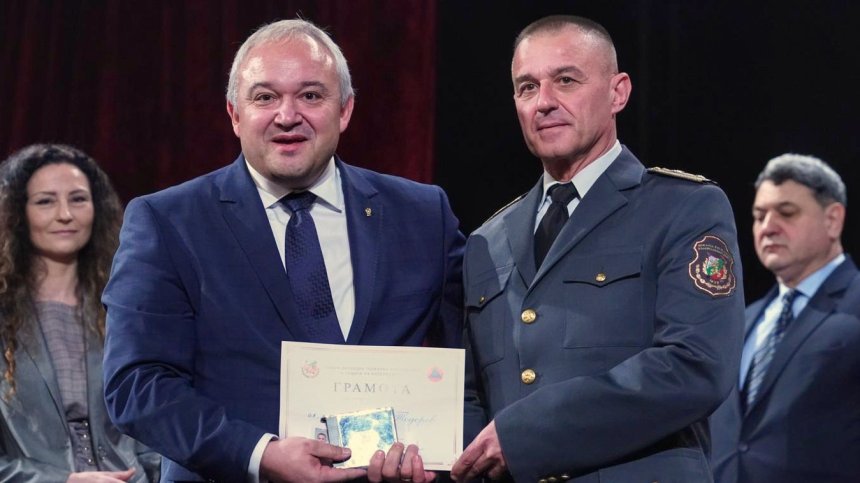 Наградиха огнеборци за смелостта им през годината