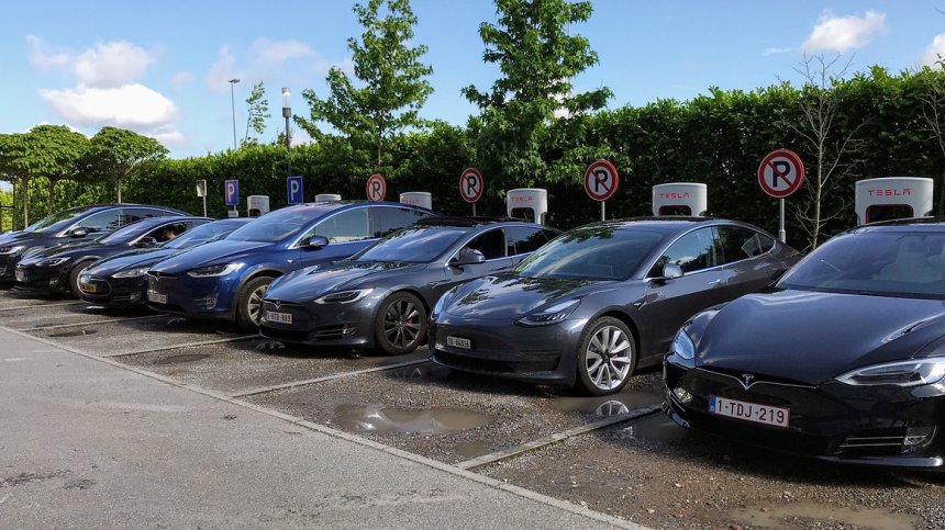 Рекордна по продажби година за Tesla, но далеч от прогнозата на Мъск