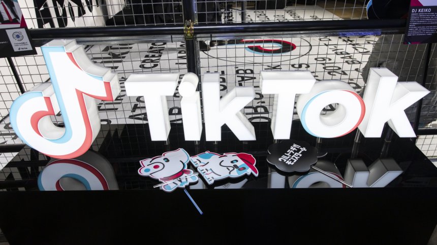Регулатор ще разследва дали TikTok пази данните на децата