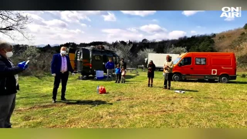 Френско семейство под карантина на поляна край Сопот