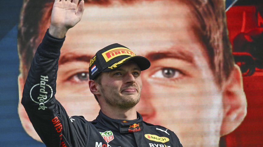 Верстапен завоюва своята десета победа от началото на сезон 2022 във "Формула 1"