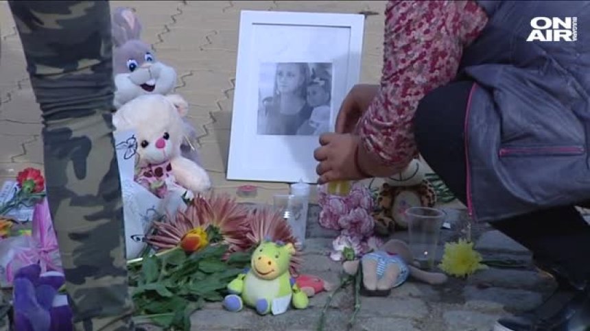 Граждани почетоха паметта на убитите майка и дете в "Надежда"