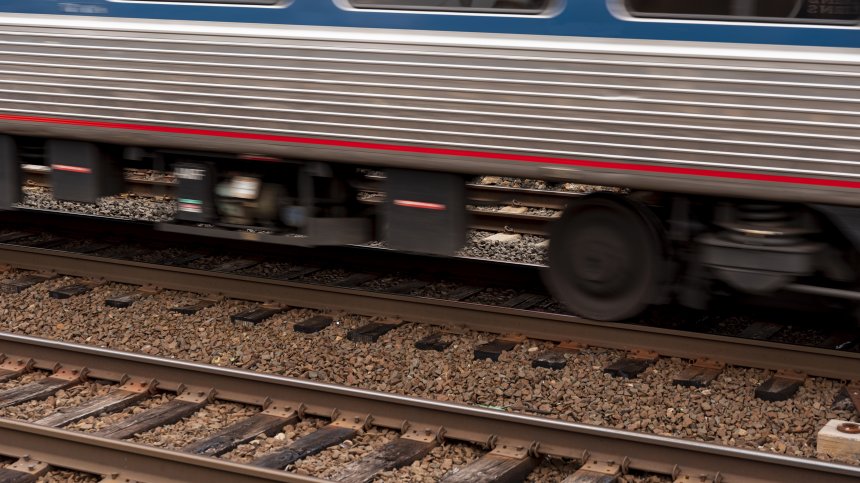 Машинист загина, след като влак дерайлира в Русия