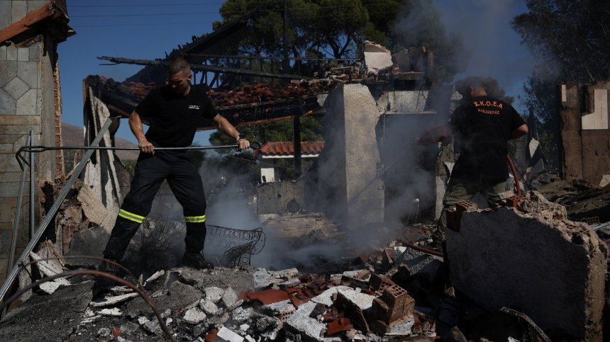 Пожарите в Гърция достигнаха къщи, вятърът подпалва нови огнища