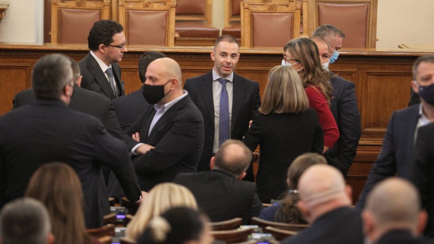 Депутатите решават за временна комисия за промени в Конституцията