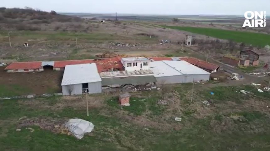 Разбиха депо за мигранти в кравеферма край Карнобат, задържани са двама каналджии