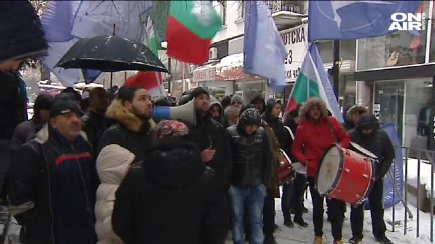 Партия ДРОМ блокира централата на ВМРО