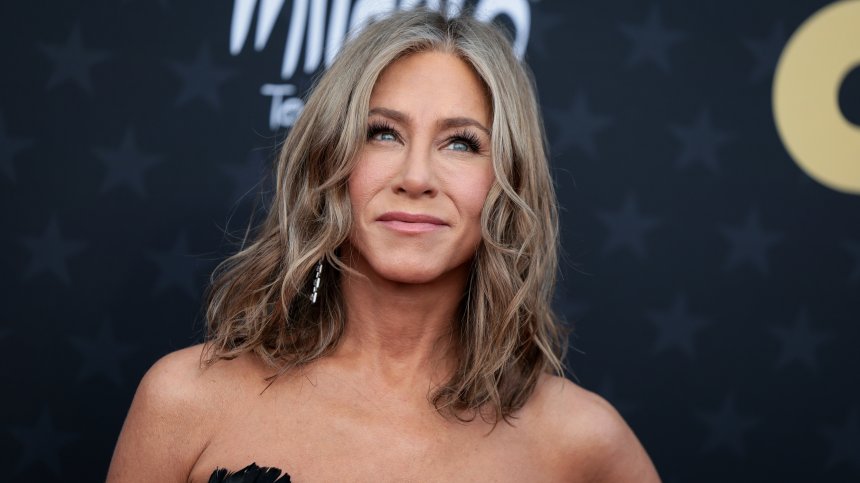 Тренировката на Дженифър Анистън завърши по лице на земята (+ВИДЕО)