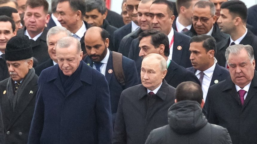 Путин е в Туркменистан за редица важни срещи (СНИМКИ)