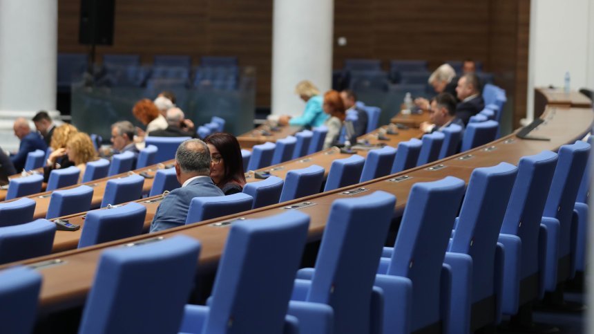 Какво промениха депутатите в Конституцията и как реагира опозицията (ОБЗОР)