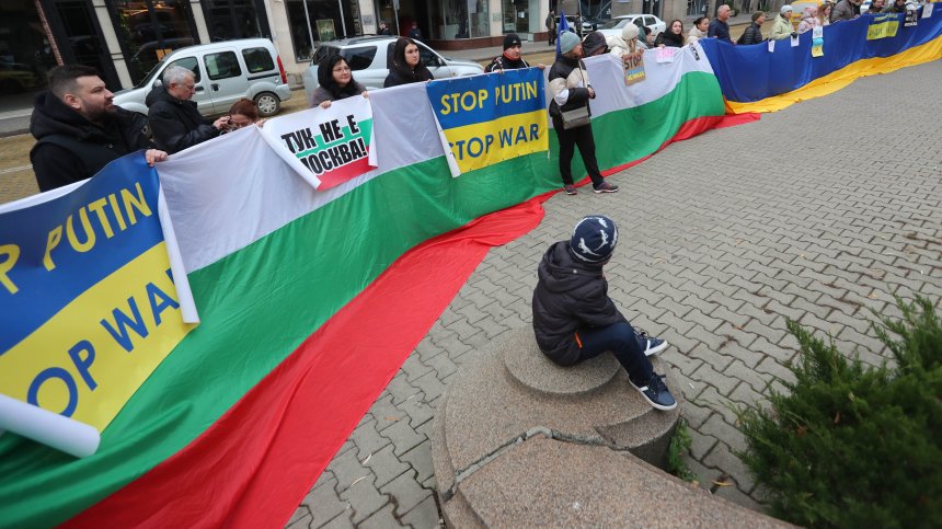 Протестиращи блокираха Митрофанова и митрополит Антоний в Руската църква (+СНИМКИ)