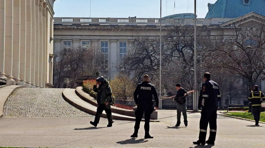 Фалшива тревога: Нямало е бомба в куфара пред Националната библиотека, бил е празен