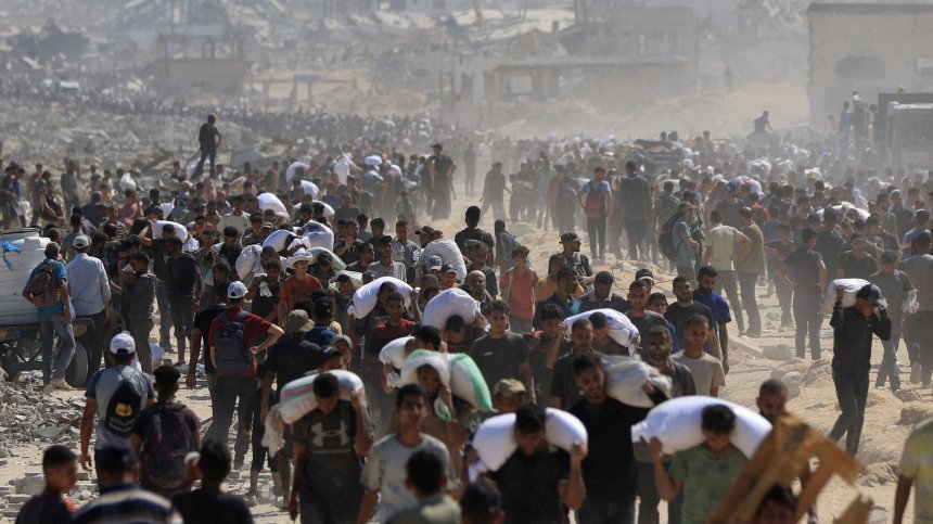 Брашно, захар, консерви: Животоспасяваща храна достигна до Газа