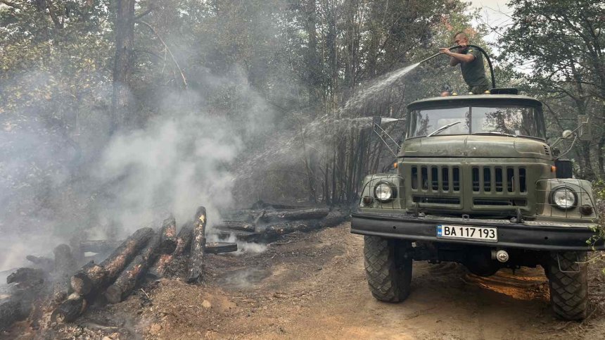 Военнослужещи помагат в борбата с огнената стихия у нас