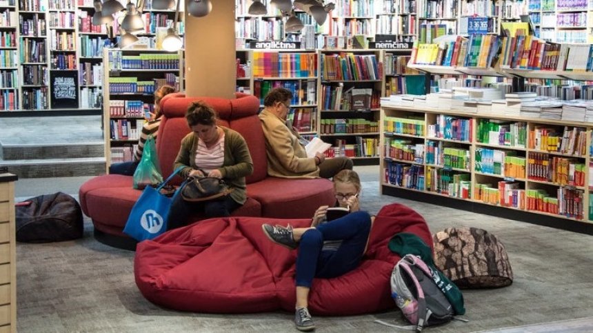 Във време на социална изолация книгата остава верен приятел