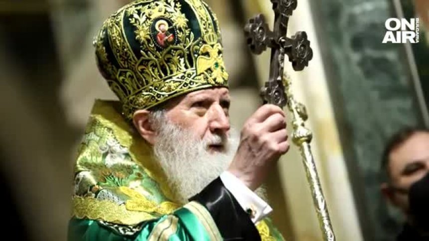 Асен Меджидиев разговаря с патриарх Неофит след приемането му в болница