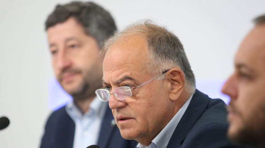 Ген. Атанасов: Паднаха някои маски, Радев се позиционира на страната на Русия
