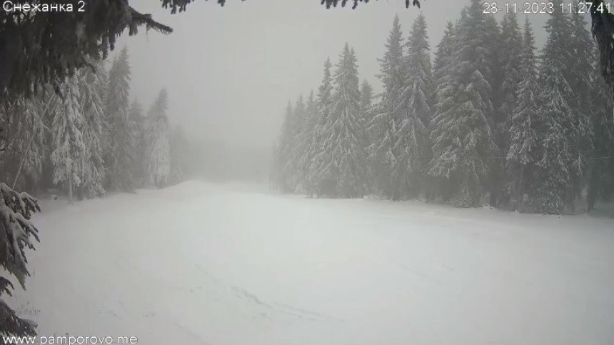 Сняг в зимните курорти, на места натрупа близо метър снежна покривка