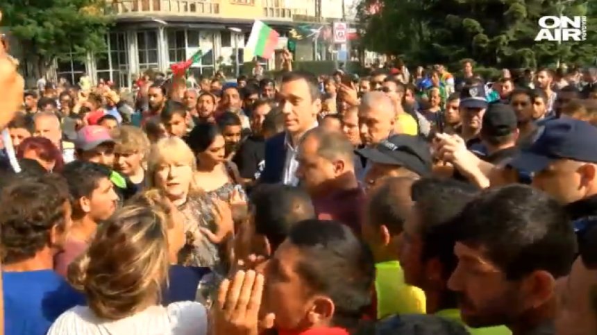 Роми от бургаско гето окупираха общината заради спряна вода
