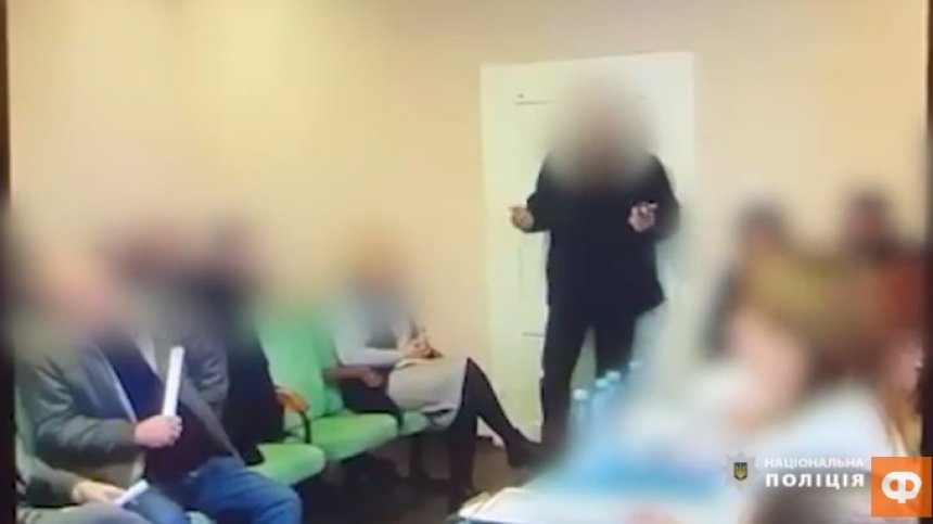Един убит и 26 ранени - украинец взриви гранати на среща на селски съвет (+ВИДЕО)