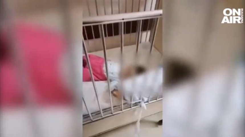 Майки на протест: Не е нормално вързани за кошари бебета да се давят в плач с часове