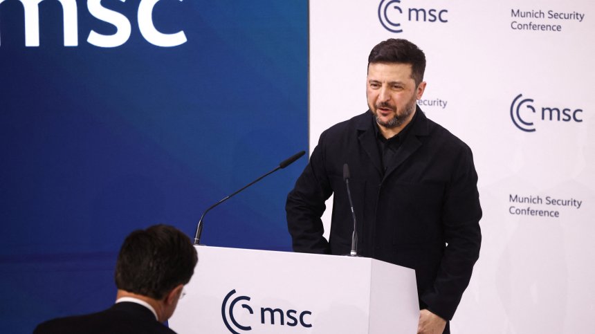 Зеленски атакува Орбан: Не коремът, а армията спира руските танкове