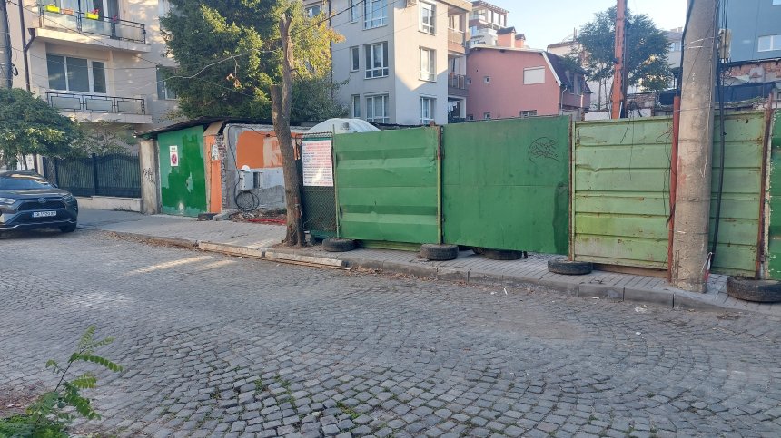 Строителен обект превзе тротоар в София
