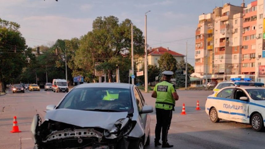 Жена зад волана блъсна полицейска кола на кръстовище в Русе