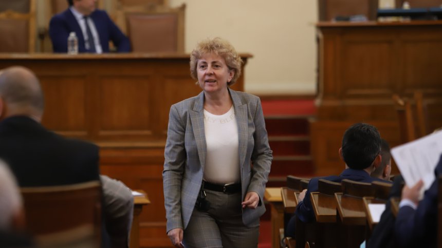 Удари последният парламентарен звънец за Виктория Василева, изпратиха я с аплодисменти