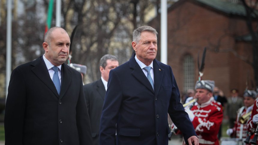 Румен Радев посрещна румънския президент в София