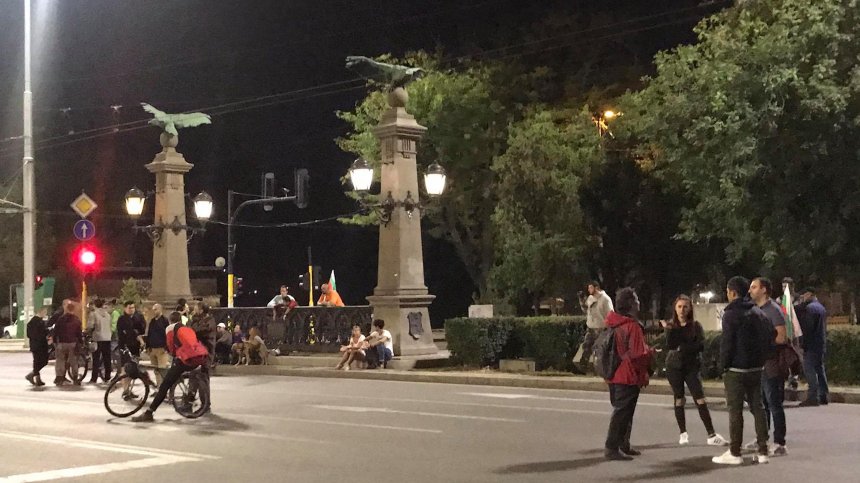 От Отровното трио призоваха за замеряне с яйца по партийни централи