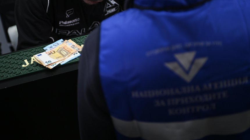 Две седмици еврото в България: Жалби, проверки и глоби