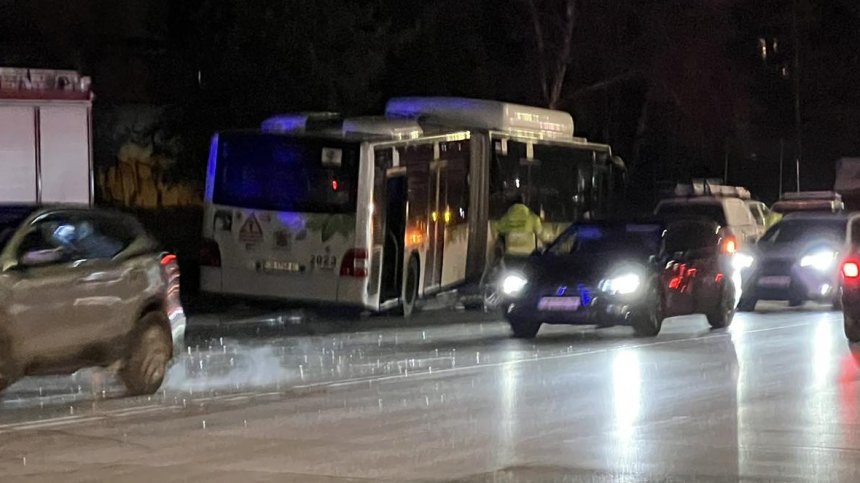 Час и половина оперираха ръката на блъснатата от автобус жена, още е с опасност за живота