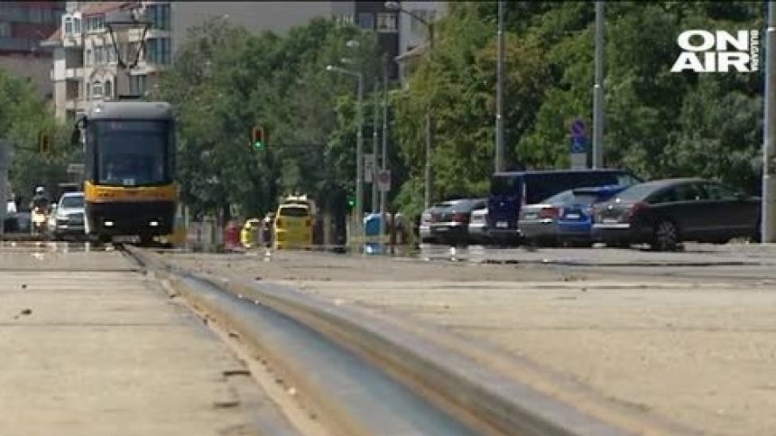 На косъм от трагедия и 20-годишен герой: Ватман заряза трамвай заради храна