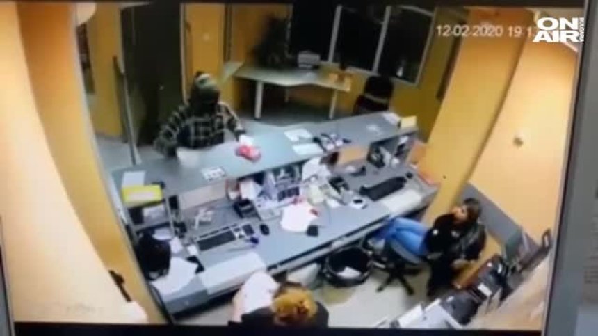 Въоръжен обир във Враца, заплашили две касиерки с ножове (+Видео)