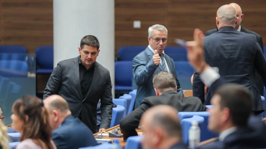 Правителството не се клати, опозицията не е обединена