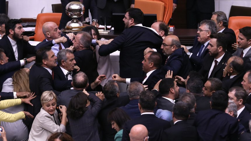 Бой в турския парламент заради бюджета за 2026 г. (+ВИДЕО)