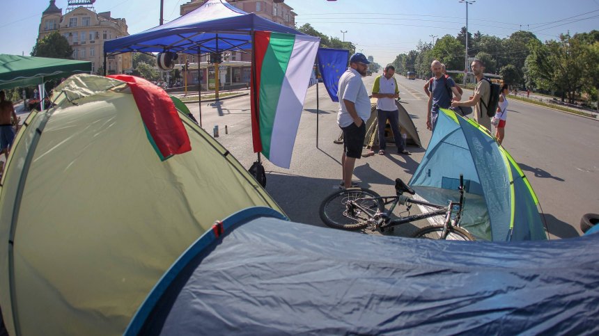 Ден 27: Гладна стачка пред МС и офис с интернет на Орлов мост