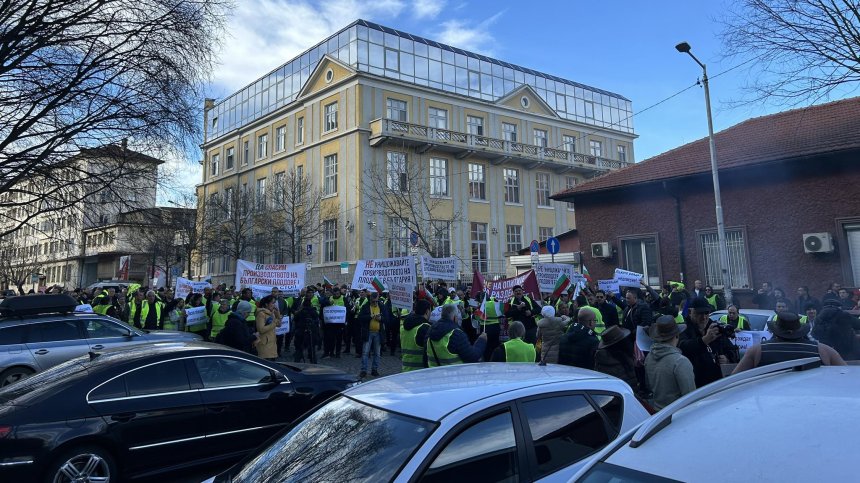 Обвиниха Вътев, че разделя земеделците, тежка техника ще блокира страната
