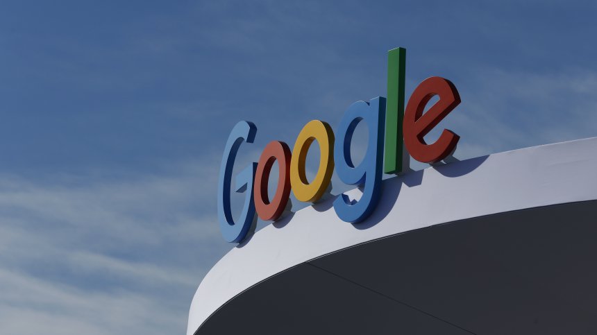 Какво става в Google? Съкращават стотици хора, съоснователите на Fitbit напускат