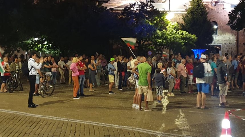 Ден 71-и: Сливи и балони с вода полетяха към парламента
