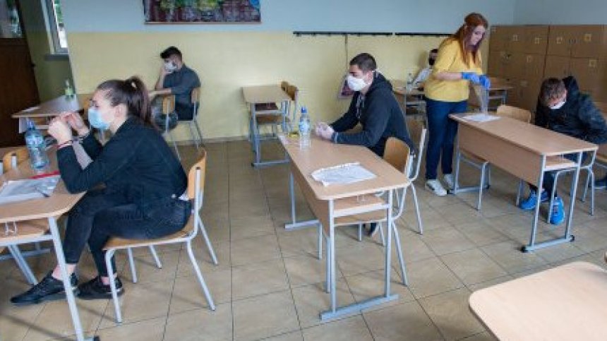 По-вероятно е децата да се заразят на семейно събиране, отколкото в училище