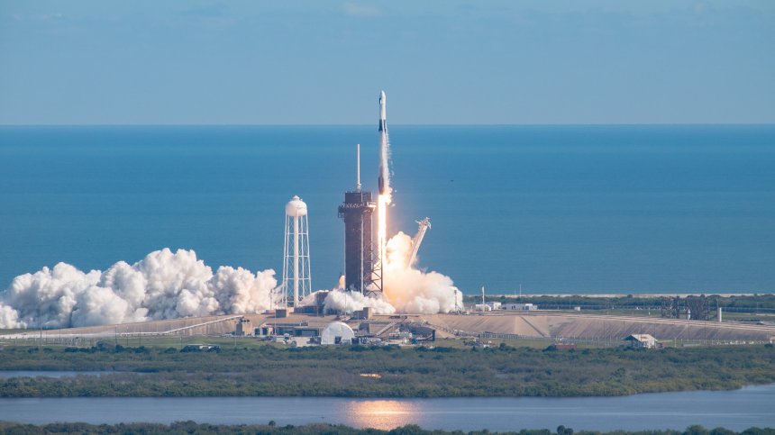 SpaceX изстреля ракета носител с 60 микросателита